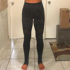 Lululemon Wunder Under Leggings - Size 6